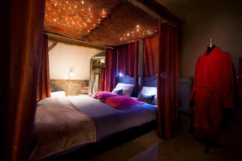 1 king bed, 1 sofa bed