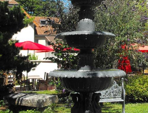 Logis Hotel Restaurant Les Capucins - 정원