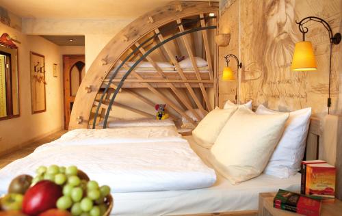 1 double bed, 1 twin bed
