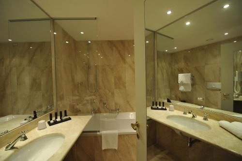 room detail thumbnail 2