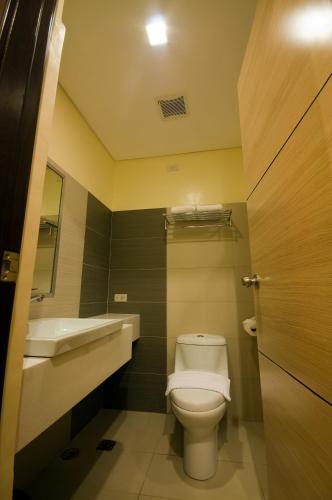 Bathroom, Go Hotels Puerto Princesa in Puerto Princesa