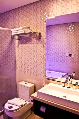 115817072 Blue Hill Hotel