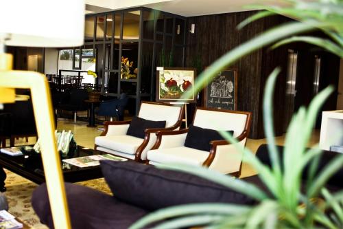 115819045 Blue Hill Hotel
