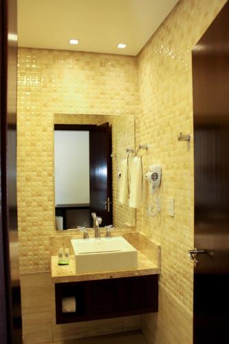 115827342 Blue Hill Hotel