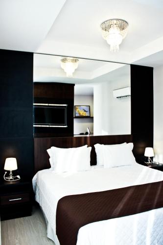115838218 Blue Hill Hotel