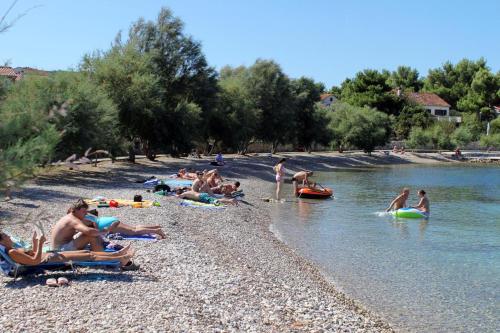 Apartments by the sea Supetar Brac - 6040 - image 2