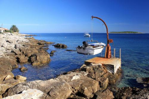 Apartments by the sea Milna Vis - 8943 - image 3