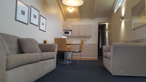 Amble Inn Motel Amble Inn Motel is perfectly located for both business and leisure guests in Masterton. Both business travelers and tourists can enjoy the hotels facilities and services. All the necessary facilities