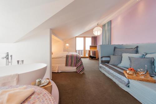 room detail thumbnail 1