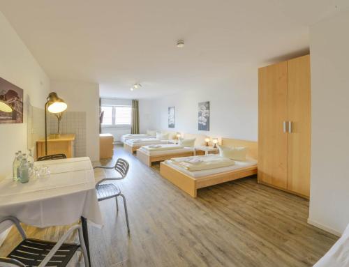 1 queen bed, 2 twin beds