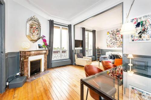 Large & Bright Apartment, Central Paris, Montmartre-Opera, Picturesque Rue des Martyrs