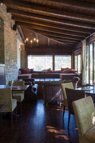 Country Club Hotel & Suites - image 12