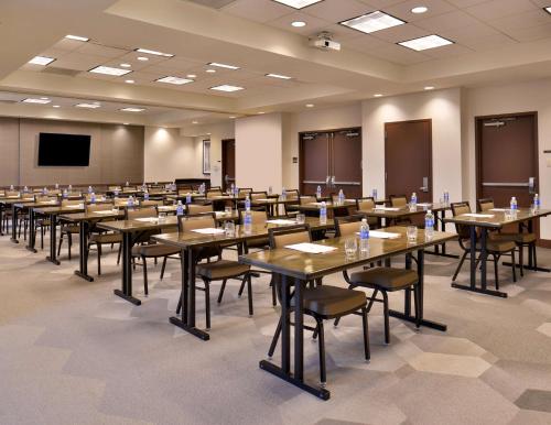 Hyatt Place Garden City - image 8