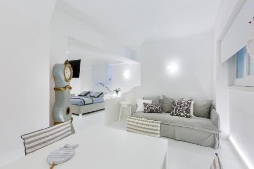  White Stylish Apartments in 80069 Vico Equense