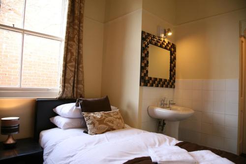 Gillygate Guest House - image 13