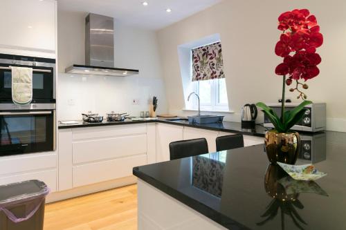 Penthouse with Balcony 5 mins walk to City Centre & Colleges & Sleeps 6