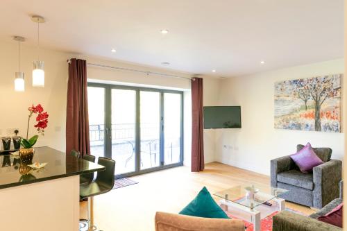 Penthouse with Balcony 5 mins walk to City Centre & Colleges & Sleeps 6