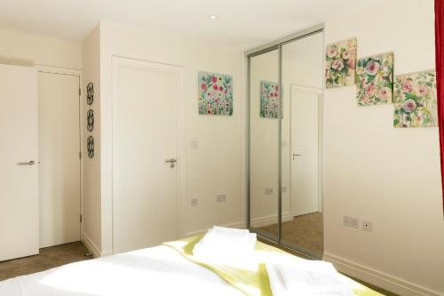 City Centre Penthouse with Terrace 5 mins walk to Colleges & Sleeps 6 - image 6