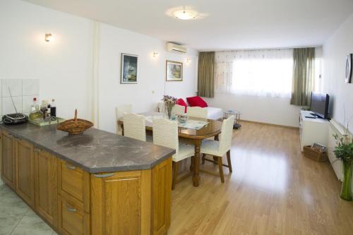 Apartments with WiFi Split - 13794, Split (photo 8)