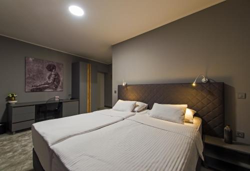 2 twin beds