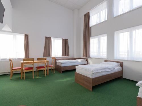 6 twin beds
