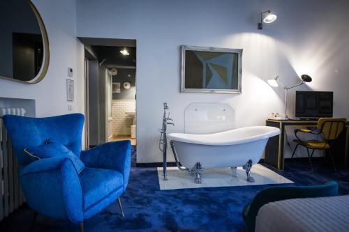 116017834 AdAstra Suites