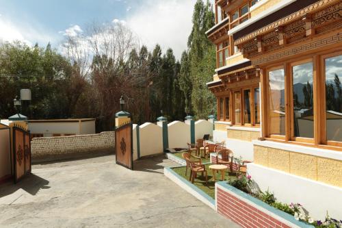 Deluxe Double Room (2 Adults + 1 Child) image 2