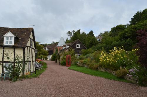 Whitewells Farm Cottages - 7 exceptionally well appointed pet friendly barn conversions set in 10 acres of gardens, fields and woodland suitable from 2 to 24 people with breathtaking views towards the Malvern Hills, Herefordshire and Worcestershire - Ockeridge Farm