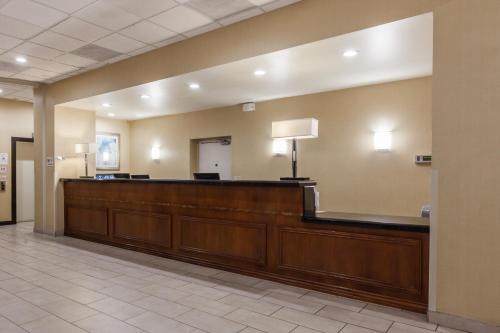 Ramada by Wyndham San Diego National City - image 9