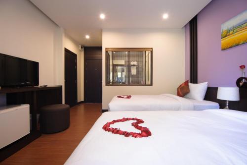 1 queen bed, 2 twin beds