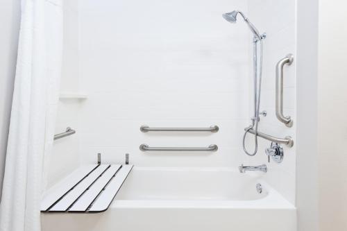 Standard Queen Room with Two Queen Beds and Mobility Accessible Tub