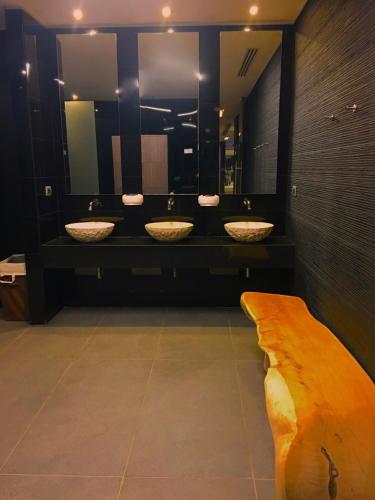 116058442 Icon Hotel