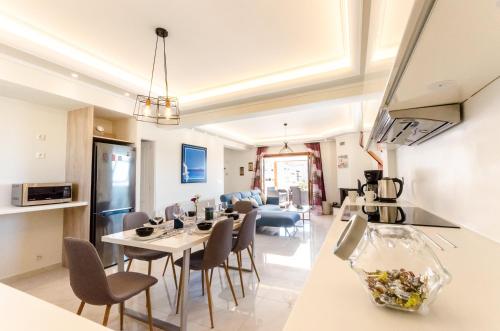 Leo - Unique Glyfada Apartment, Ateny