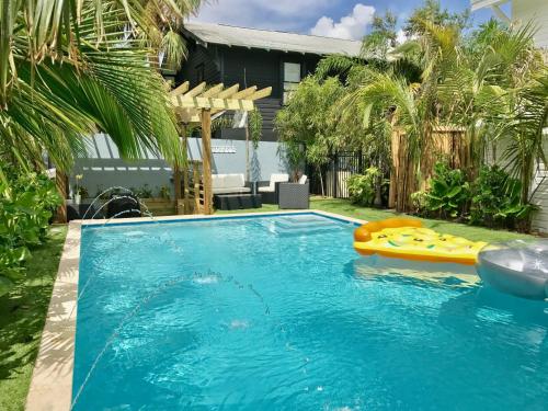 Swimming pool, Tropical Garden Bungalow in Grandview Heights