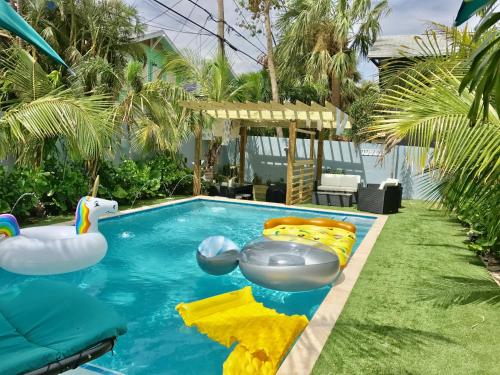 Swimming pool, Tropical Garden Bungalow in Grandview Heights
