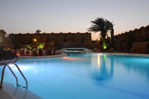 Swimming pool, Aparthotel la Piramide in Fuerteventura