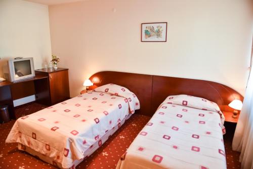 2 twin beds