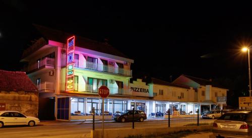 . Motel "Tri lovca"