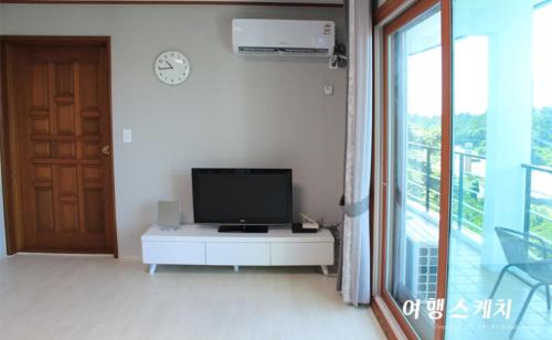 Toursketch Pension Located in Jungmun, Toursketch Pension is a perfect starting point from which to explore Jeju Island. The property has everything you need for a comfortable stay. Service-minded staff will welcome and