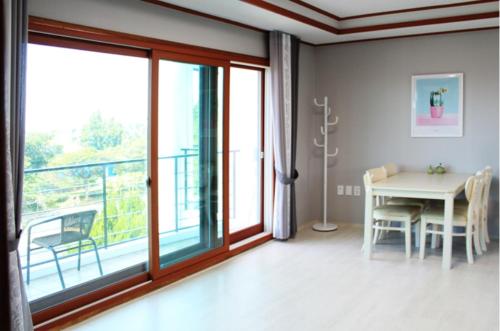 Toursketch Pension Located in Jungmun, Toursketch Pension is a perfect starting point from which to explore Jeju Island. The property has everything you need for a comfortable stay. Service-minded staff will welcome and