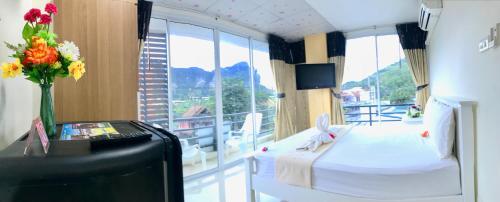Deluxe Double Room with Balcony image 8