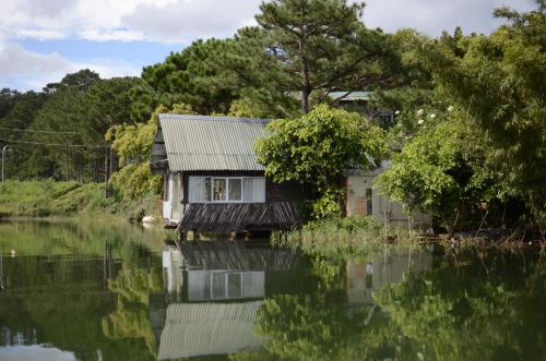 The Lake House Dalat Located in Tuyen Lam Lake, The Lake House Dalat is a perfect starting point from which to explore Dalat. Both business travelers and tourists can enjoy the propertys facilities and services. Service-