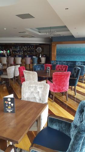 Allingham Arms Hotel - image 4