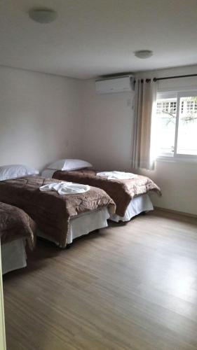 1 double bed, 1 twin bed