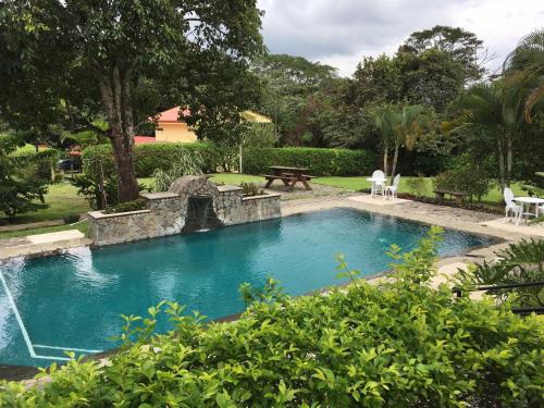 Swimming pool, Hotel Hacienda El Rodeo in Puntarenas