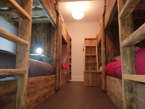 Ty Glyndwr Bunkhouse, Bar and cafe in Caernarfon