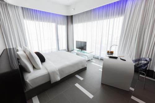 SUN & MOON Urban Hotel near Wat Phnom