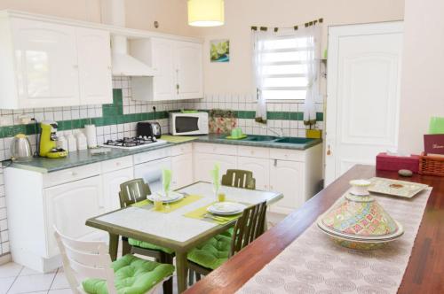 Konyha, A La Maison De Nani in Saint Paul