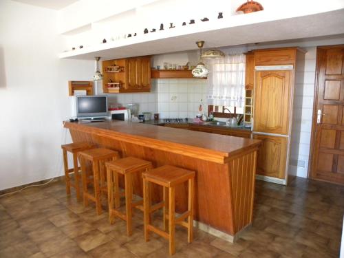 廚房, Apartamento en piscinas naturales. in 巴洛文托