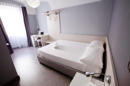 Double or Twin Room image 4